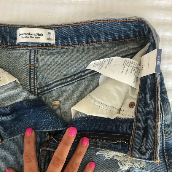 ‼️SOLD‼️ NWT - High Rise Mom Shorts - Ripped Medium Wash - Size 25 | 0 - Picture 7 of 12